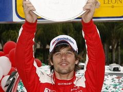 Pilot Citroënu Sébastien Loeb s trofejí pro vítěze Mexické rallye.