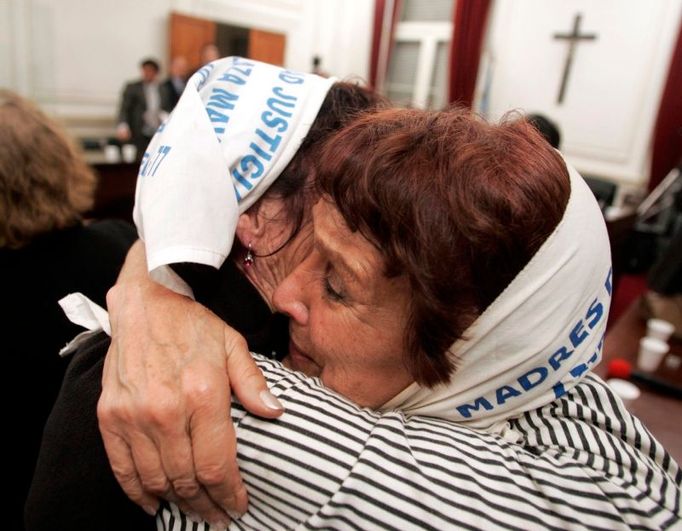 Lidé se radují, poté co soud vynesl rozsudek nad katolickým knězem Christianem von Wernischem