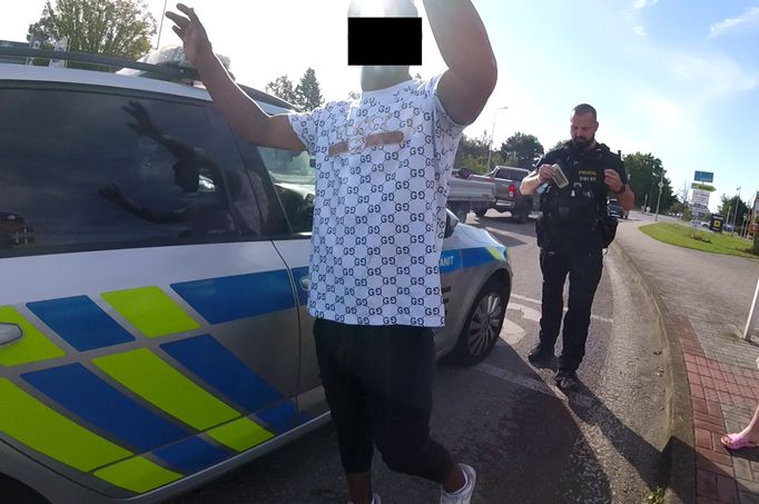 Muž přepadl devadesátiletou stařenku a ukradl jí peněženku. Incident zachytila bezpečnostní kamera. Policii se podařilo pachatele dopadnout hned druhý den.