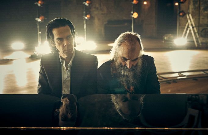 Zpěvák Nick Cave a hudebník Warren Ellis.