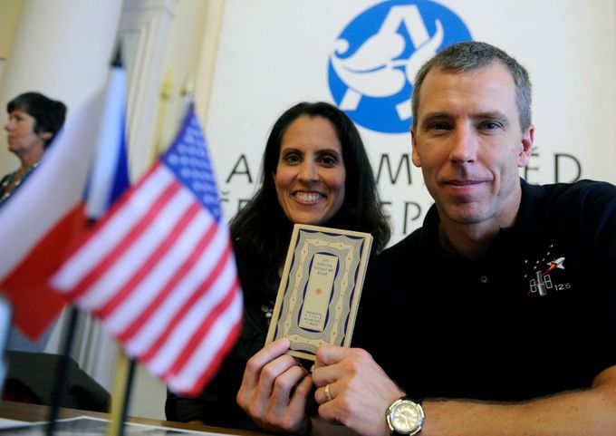 Americký astronaut Andrew Feustel v srpnu 2009 s manželkou Indirou a knihou Jana Nerudy Písně kosmické, kterou vzal na palubu raketoplánu Atlantis.