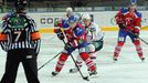 Hokejisté Lva Praha Petr Vrána před Jonasem Enlundem v utkání KHL 2012/13 proti Novosibirsku.