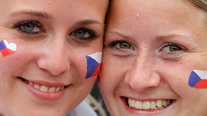 Český fanynky jsou ve Francii zasloužené v centru pozornosti.