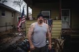 Anthony Morrotto během řádění bouře Sandy u zadní zdi tohoto domu zachránil tři své sousedy, jež strhly přívalové vlny.