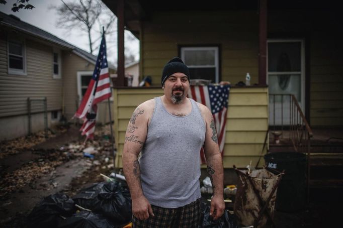 Anthony Morotto poses for a photograph in front of the home he rents in New Dorp Beach, Staten Island November 14, 2012. At the height of Hurricane Sandy, Morotto heard screaming from behind his home, one of only a handful in the area with a second story. He tied a rope to his waist and pulled three neighbours from the flood in through his second story window. At least 23 people died on Staten Island mostly from drowning in storm surge flooding. Picture taken November 14, 2012. REUTERS/Mike Segar (UNITED STATES - Tags: DISASTER ENVIRONMENT) ATTENTION EDITORS PICTURE 14 OF 19 FOR PACKAGE 'SURVIVING SANDY' SEARCH 'SEGAR SANDY' FOR ALL PICTURES Published: Lis. 20, 2012, 3:31 odp.