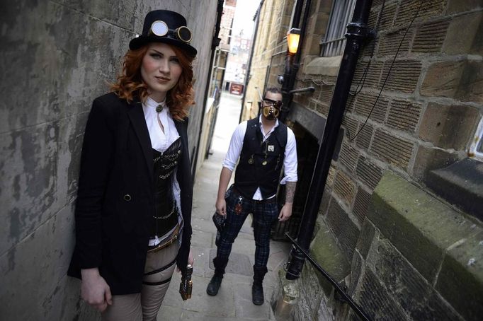 Goths pose for photographs during the Goth festival in Whitby, northern England April 28, 2013. The Goth culture emerged from the Punk scene in the 1980's, developing its own music and fashion styles. The festival in Whitby is now in it's 19th year and attracts around ten thousand people over the weekend. REUTERS/Nigel Roddis (BRITAIN - Tags: ENTERTAINMENT SOCIETY) Published: Dub. 28, 2013, 3 odp.