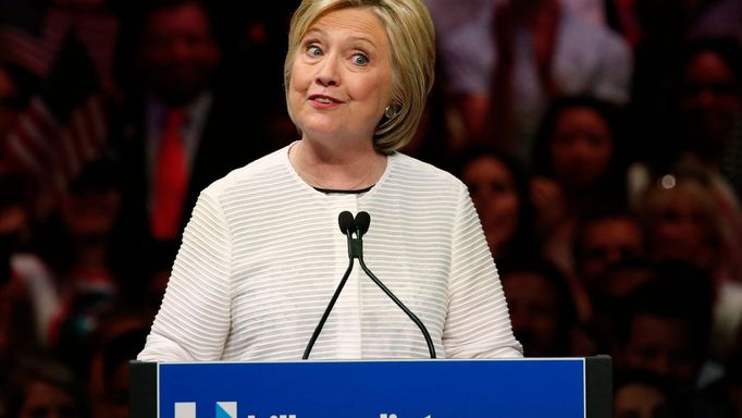 Hillary Clintonová se na shromáždění v New Yorku prohlašuje za vítězku demokratického souboje o prezidentskou nominaci