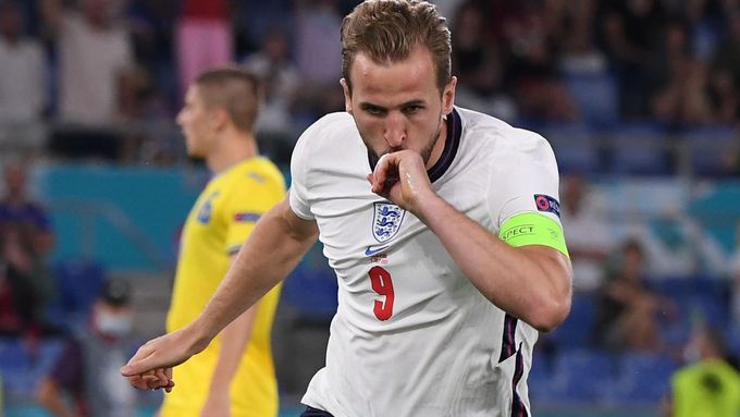 Harry Kane slaví jeden ze svých dvou gólů, kterými ve čtvrtfinále Eura pomohl Anglii k vítězství 4:0 nad Ukrajinou