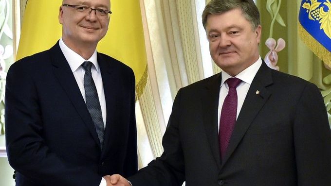 Český velvyslanec v Kyjevě Radek Matula s ukrajinským prezidentem Petrem Porošenkem.