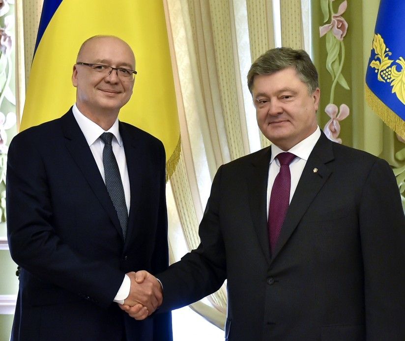 Český velvyslanec v Kyjevě Radek Matula s ukrajinským prezidentem Petrem Porošenkem.