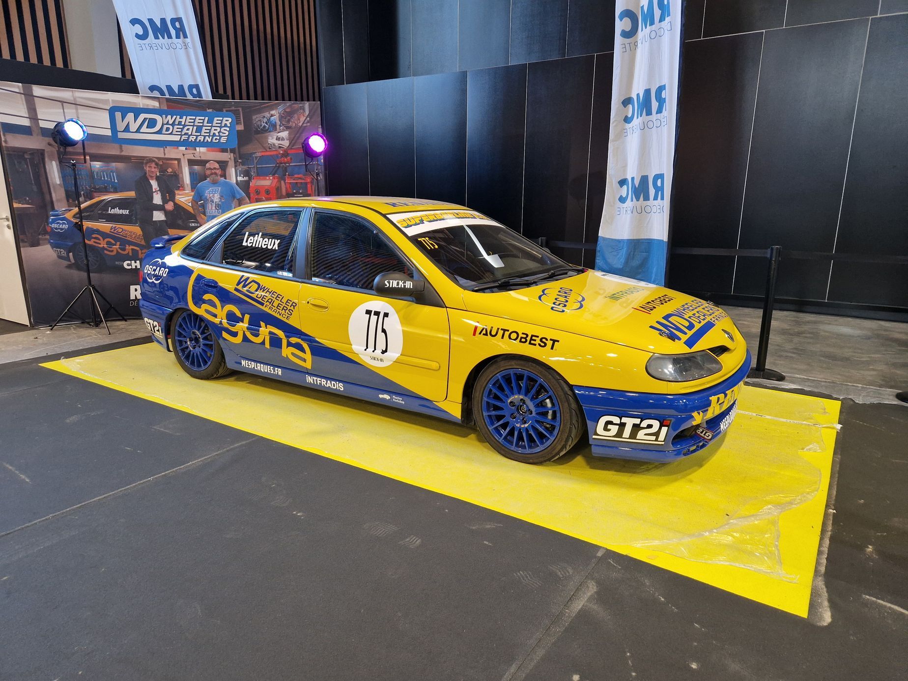 historická a filmová auta autosalon Paříž