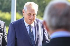Prezidentovi opět věří více než polovina lidí. Mírně si polepšila i vláda