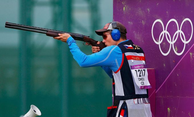 Český střelec Jakub Tomeček střílí ve skeetu kvalifikační pokus na OH 2012 v Londýně.