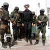 Ukrajinský námořní důstojník opouští obsazenou základnu v Sevastopolu
