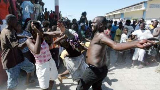 Zpěvák Wycleaf Jean rozdával krajanům na Haiti pomoc