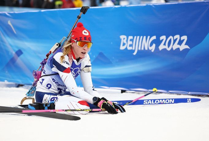 Markéta Davidová v cíli sprintu biatlonistek na ZOH 2022 v Pekingu.