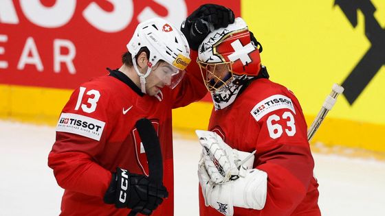 Nico Hischier (vlevo) a Leonardo Genoni