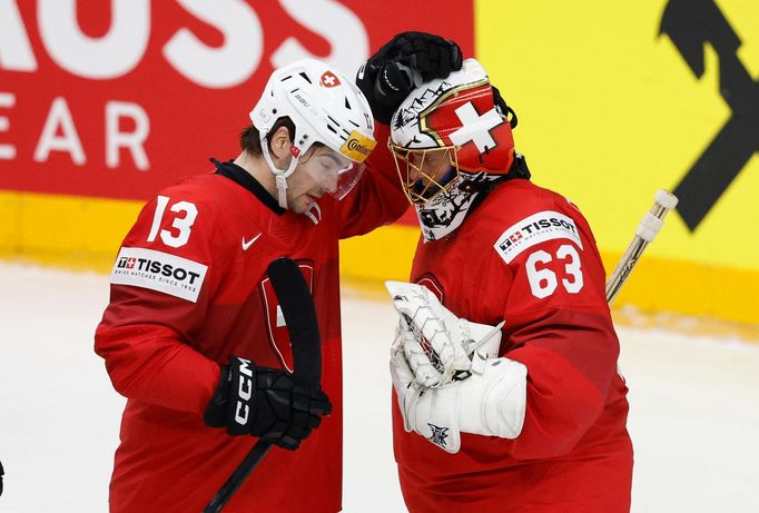 Nico Hischier (vlevo) a Leonardo Genoni
