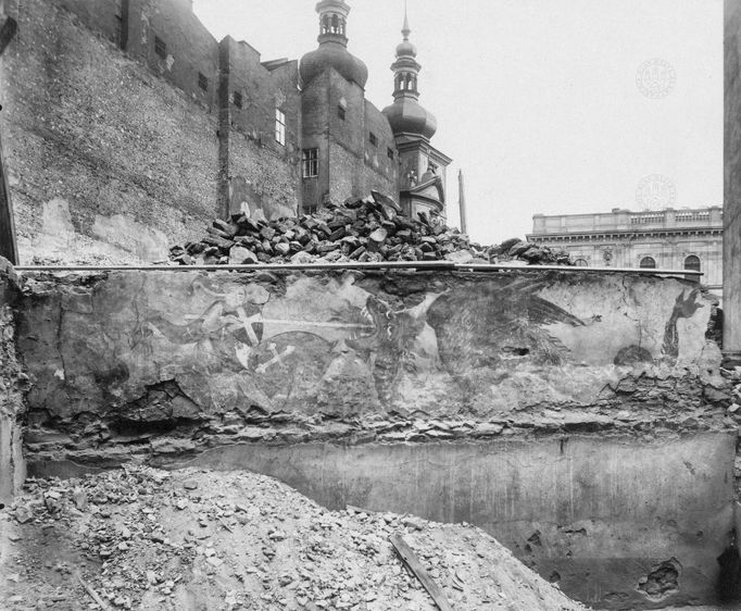 Nález freskové malby "Sv. Jiří potírá draka" při bourání domu čp. 471 v Melantrichově ulici na Starém Městě při asanaci. Rok 1893