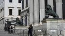 Police are seen deployed around Spain's parliament ahead of a demonstration in Madrid September 25, 2012. Police prepared on Tuesday for anti-austerity demonstrations in Spain's capital ahead of the government's tough 2013 budget that will cut into social services as the country teeters on the brink of a bailout. REUTERS/Andrea Comas (SPAIN - Tags: CIVIL UNREST BUSINESS POLITICS CRIME LAW) Published: Zář. 25, 2012, 11:12 dop.