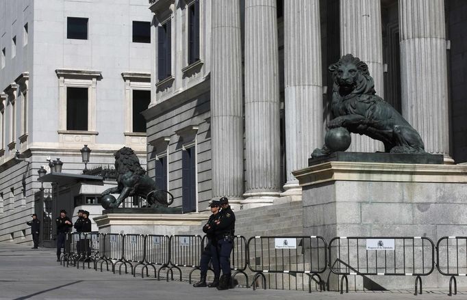 Police are seen deployed around Spain's parliament ahead of a demonstration in Madrid September 25, 2012. Police prepared on Tuesday for anti-austerity demonstrations in Spain's capital ahead of the government's tough 2013 budget that will cut into social services as the country teeters on the brink of a bailout. REUTERS/Andrea Comas (SPAIN - Tags: CIVIL UNREST BUSINESS POLITICS CRIME LAW) Published: Zář. 25, 2012, 11:12 dop.