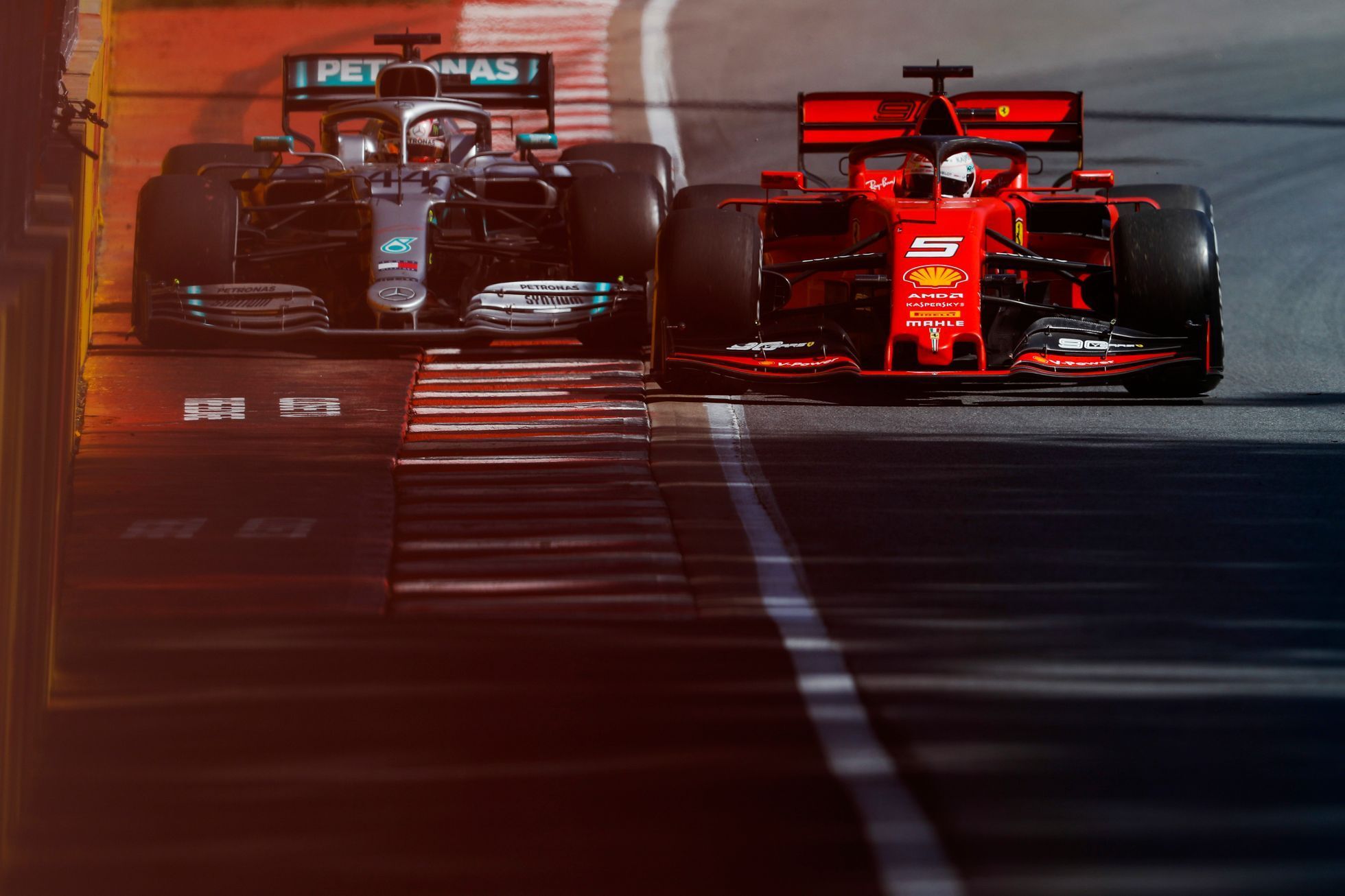 Sebastian Vettel v souboji s Lewsiem Hamiltonem ve Velké ceně Kanady F1 2019