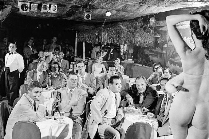 Striptérka v klubu Samoa na 52. ulici v New Yorku v USA v roce 1949.