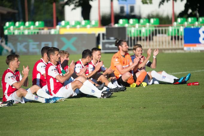 Fotbalisté Pardubic děkují fanouškům po utkání proti Prostějovu.