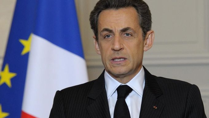 Sarkozy promlouvá k národu. Poprvé v historii vyhlásil rudý poplach.