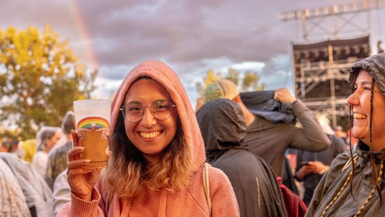 Colours of Ostrava v obrazech. Festival ovládla kelímková kauza i zakuklení rabiáti