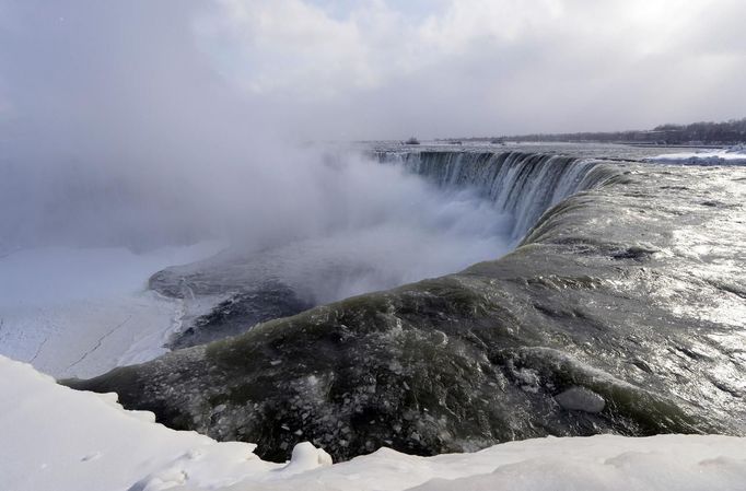 Niagarské vodopády - to jsou dnes kusy ledu, kry a přece jenom i ta padající voda.