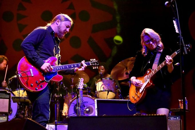 Snímek z koncertu Tedeschi Trucks Bandu.