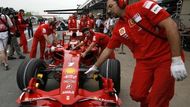 Raikkonen v péči mechaniků své stáje.