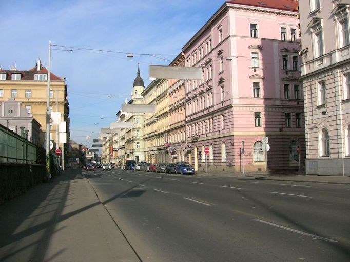 Ulice Sokolská spojující Národní muzeum s Nuselským mostem v současnosti...