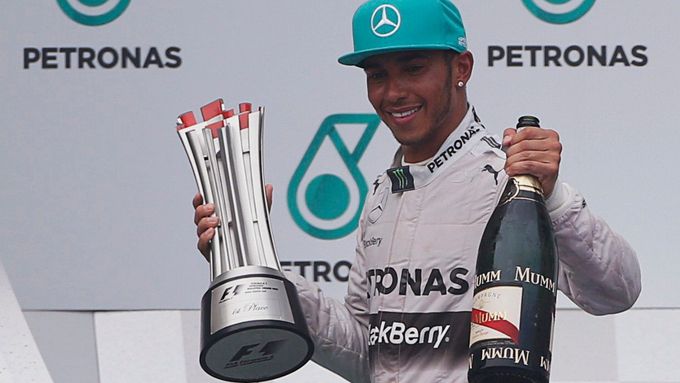 Lewis Hamilton vyhrál svoji první Velkou cenu Malajsie v kariéře.