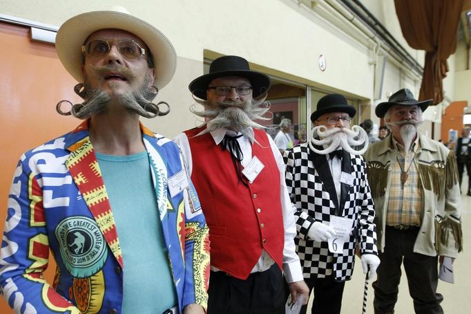 Participants wait to go on stage as they take part in the 2012 European Beard and Moustache Championships in Wittersdorf near Mulhouse, Eastern France, September 22, 2012. More than a hundred participants competed in the first European Beard and Moustache Championships organized in France. REUTERS/Vincent Kessler (FRANCE - Tags: SOCIETY) Published: Zář. 22, 2012, 7:27 odp.