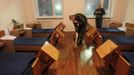 Recruits clean up their living quarters in the morning in an infantry unit camp based in Kiev October 15, 2012. REUTERS/Gleb Garanich (UKRAINE - Tags: MILITARY) Published: Říj. 15, 2012, 12:43 odp.