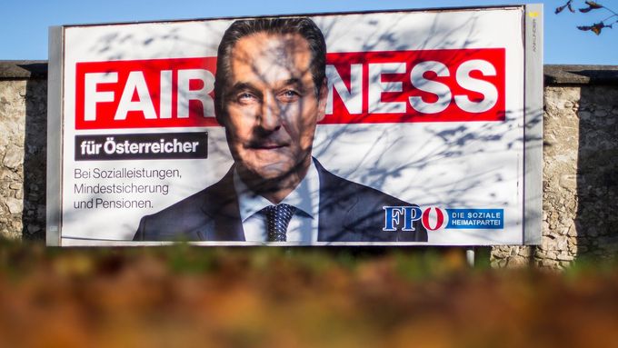 Heinz-Christian Strache na předvolebním billboardu.