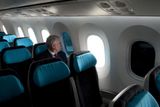 Dreamliner přistává ve Farnborough. Je to evropská premiéra. Výrobek Boeingu poprvé přeletěl oceán a dosedl na některém z letišť v Evropě.