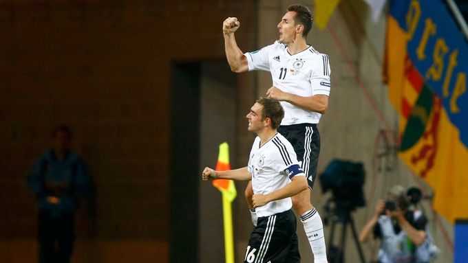 Philipp Lahm (dole) a Miroslav Klose slaví gól během utkání Německo - Řecko ve čtvrtfinále Eura 2012.