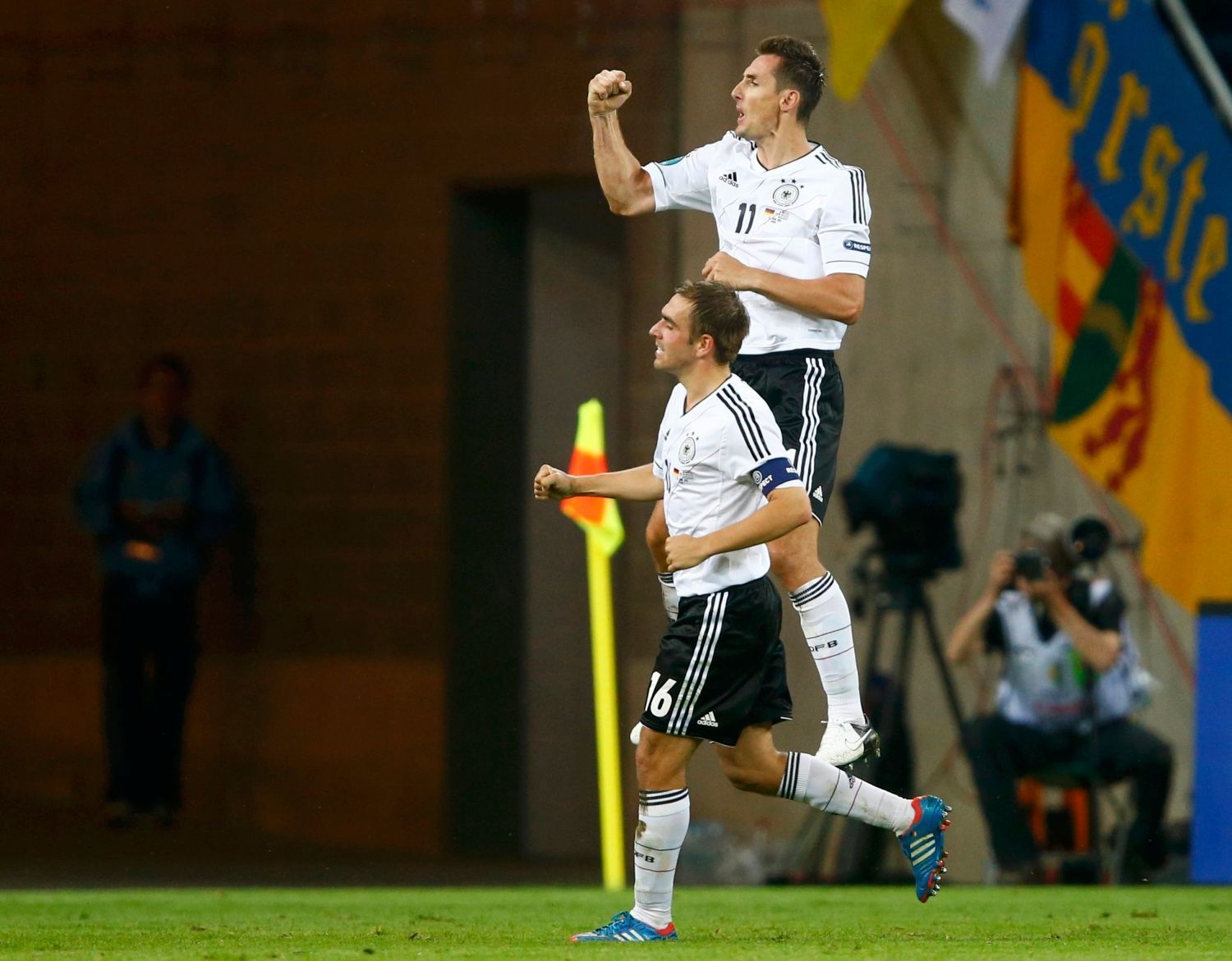Philipp Lahm (dole) a Miroslav Klose slaví gól během utkání Německo - Řecko ve čtvrtfinále Eura 2012