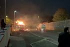Při nepokojích v Severním Irsku zemřela žena, policie hovoří o teroristech z Nové IRA