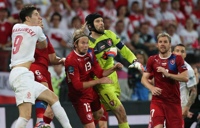 Čeští fotbalisté Jaroslav Plašil a Petr Čech se snaží zamezit inkasování gólu v utkání skupiny A na Euru 2012.