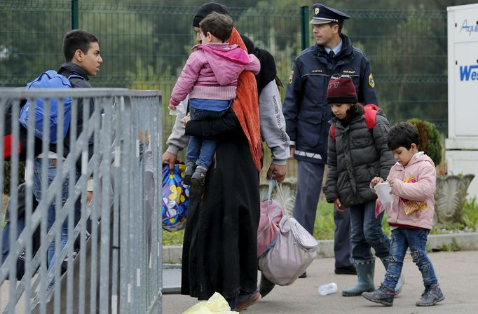 Rodina uprchlíků v registračním centru na chorvatsko-slovinské hranici v Lendavě.