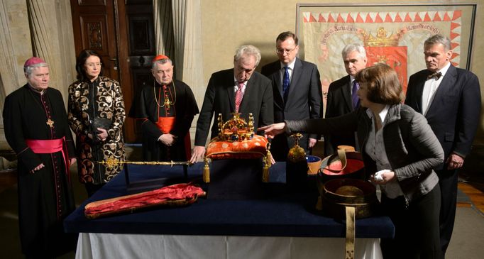 Při vystavování korunovačních klenotů na Pražském hradě se prezident Miloš Zeman potýkal s nejistou chůzí a nestabilitou. 10. 5. 2013