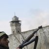 Bojovník se skrývá za Velkou mešitou v Aleppu