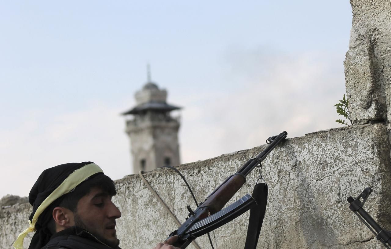 Bojovník se skrývá za Velkou mešitou v Aleppu