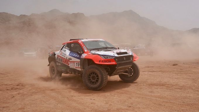 Náročná čínská soutěž Taklimakan Rallye nabízí nepříjemné brody i nekonečnou poušť