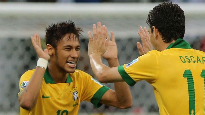 Neymar a Oscar slaví branku v síti Itálie na Poháru FIFA 2013