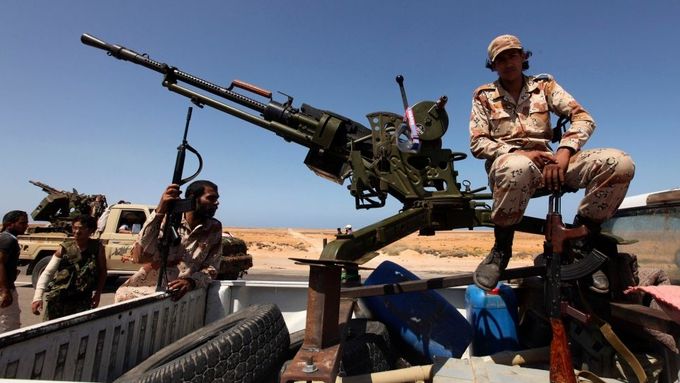 Zbraní je v Libyi víc než dost. Dostávali je všichni, kdo chtěli bojovat.